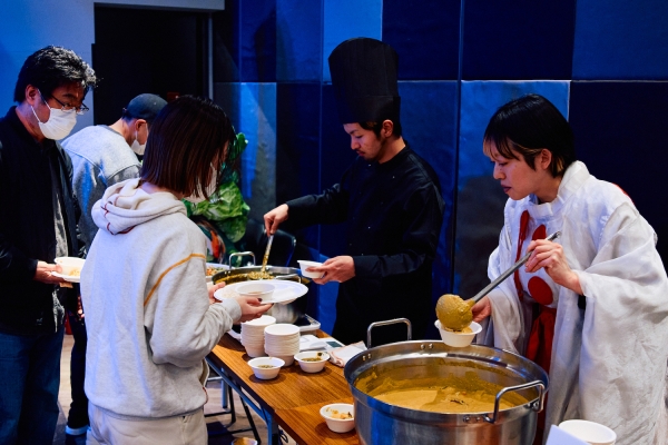 巫女がカレー提供