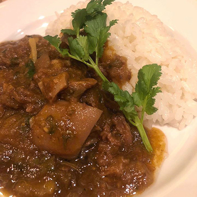 バルピバルのカシコマス入り骨つき山羊肉のカレー