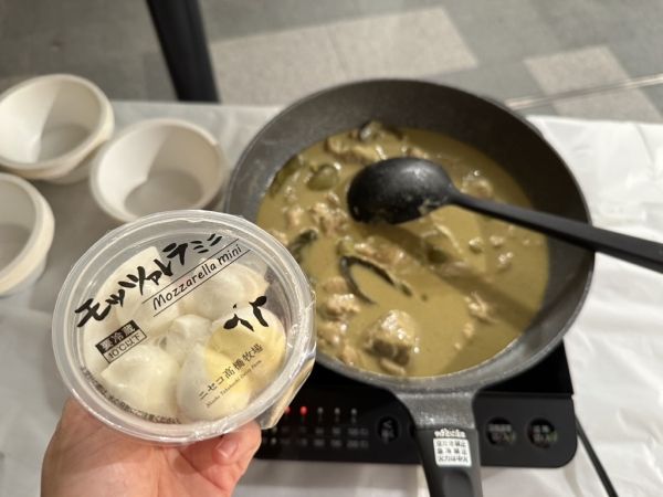 グリーンカレーとモッツァレラチーズ